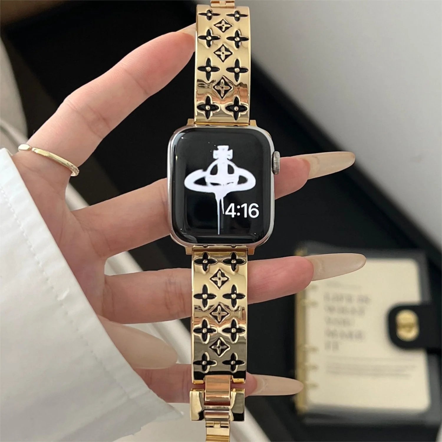 EMBOSSED METAL APPLE WATCH STRAP - 图片 2