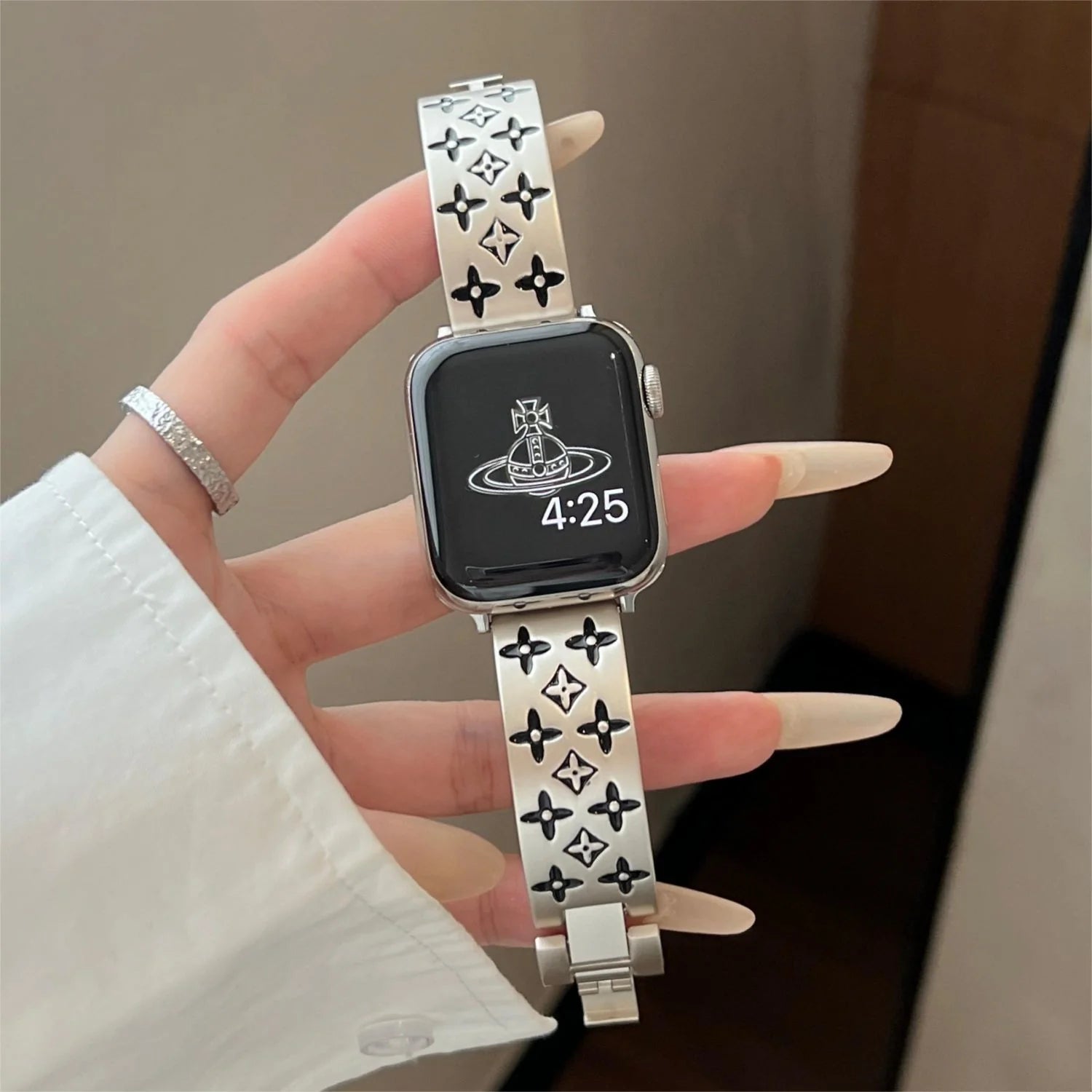 EMBOSSED METAL APPLE WATCH STRAP - 图片 3