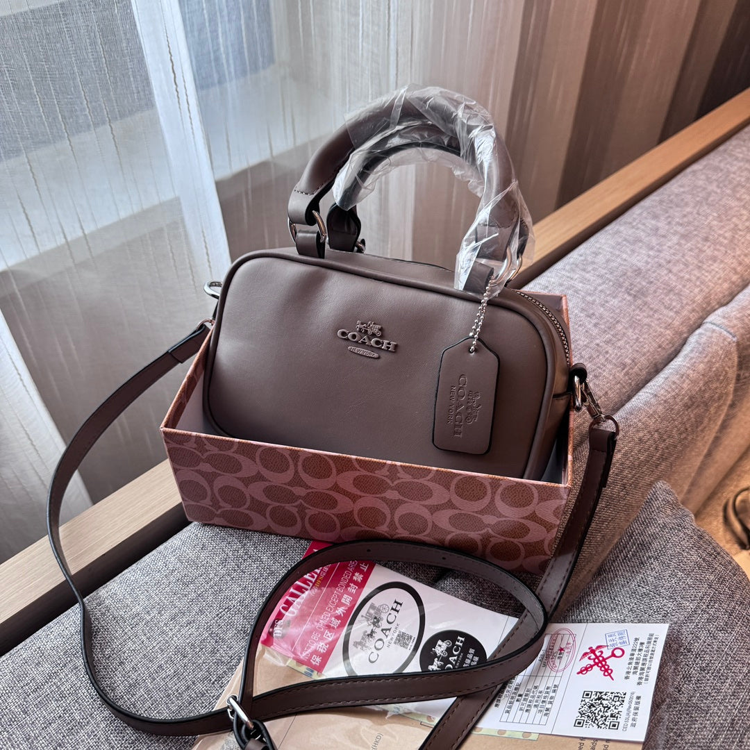 Elegant Leather Handbag: A Touch of Light Luxury - 图片 3
