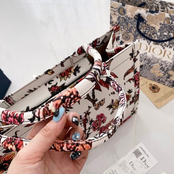 Chic & Refined: Light Luxury Leather Handbag - 图片 4