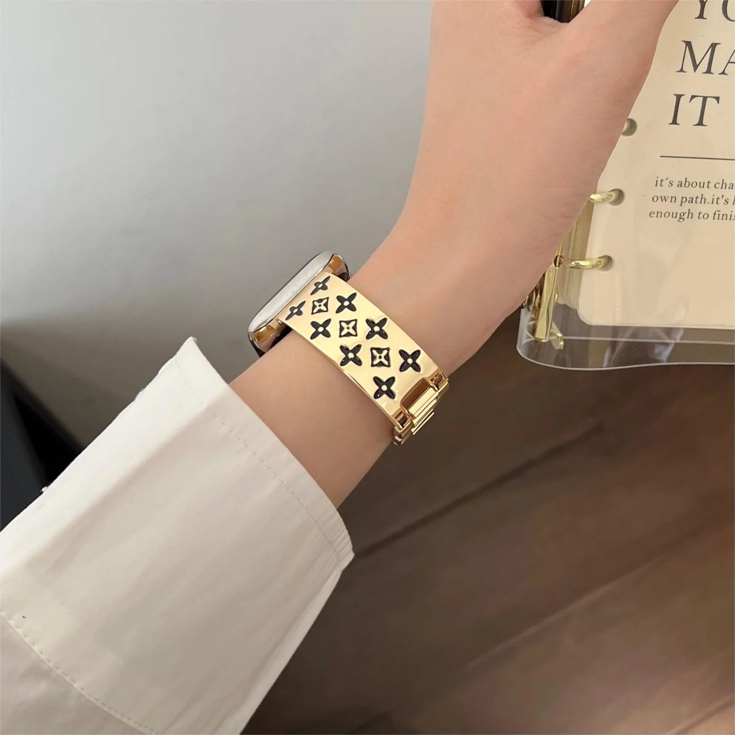 EMBOSSED METAL APPLE WATCH STRAP - 图片 6