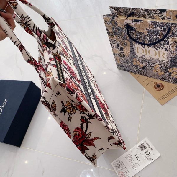 Chic & Refined: Light Luxury Leather Handbag - 图片 3