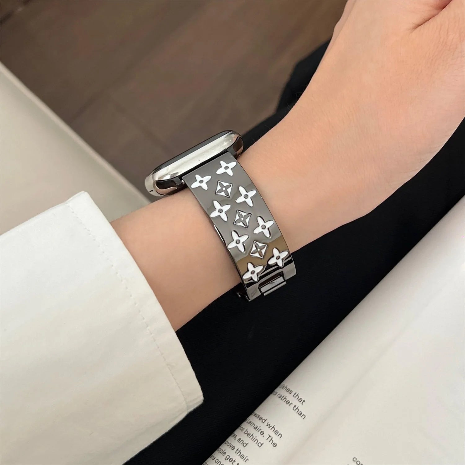 EMBOSSED METAL APPLE WATCH STRAP - 图片 7