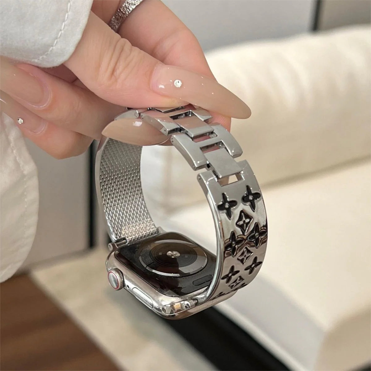 EMBOSSED METAL APPLE WATCH STRAP - 图片 9