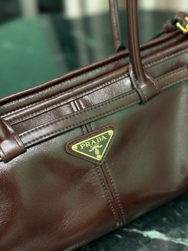 PD MEDIUM LEATHER HANDBAG - 图片 7