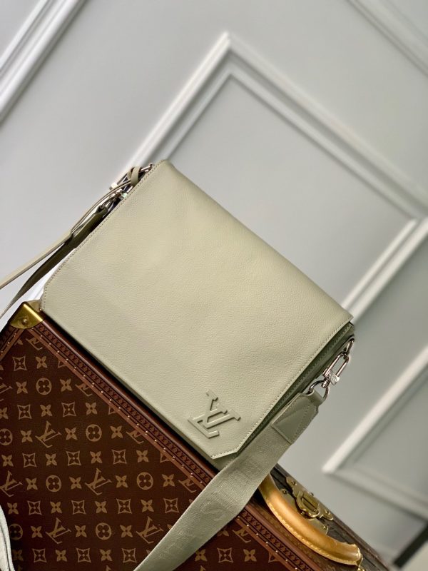 LOU TAKEOFF MESSENGER BAG