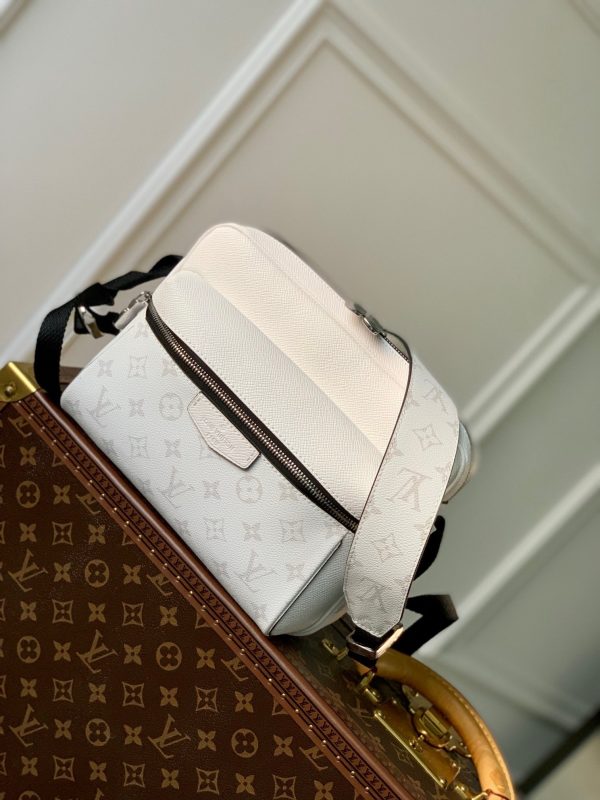 LOU OUTDOOR MESSENGER BAG