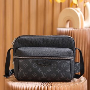 LOU OUTDOOR MESSENGER BAG