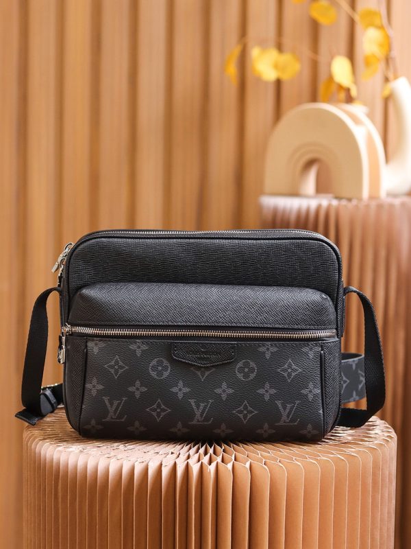 LOU OUTDOOR MESSENGER BAG