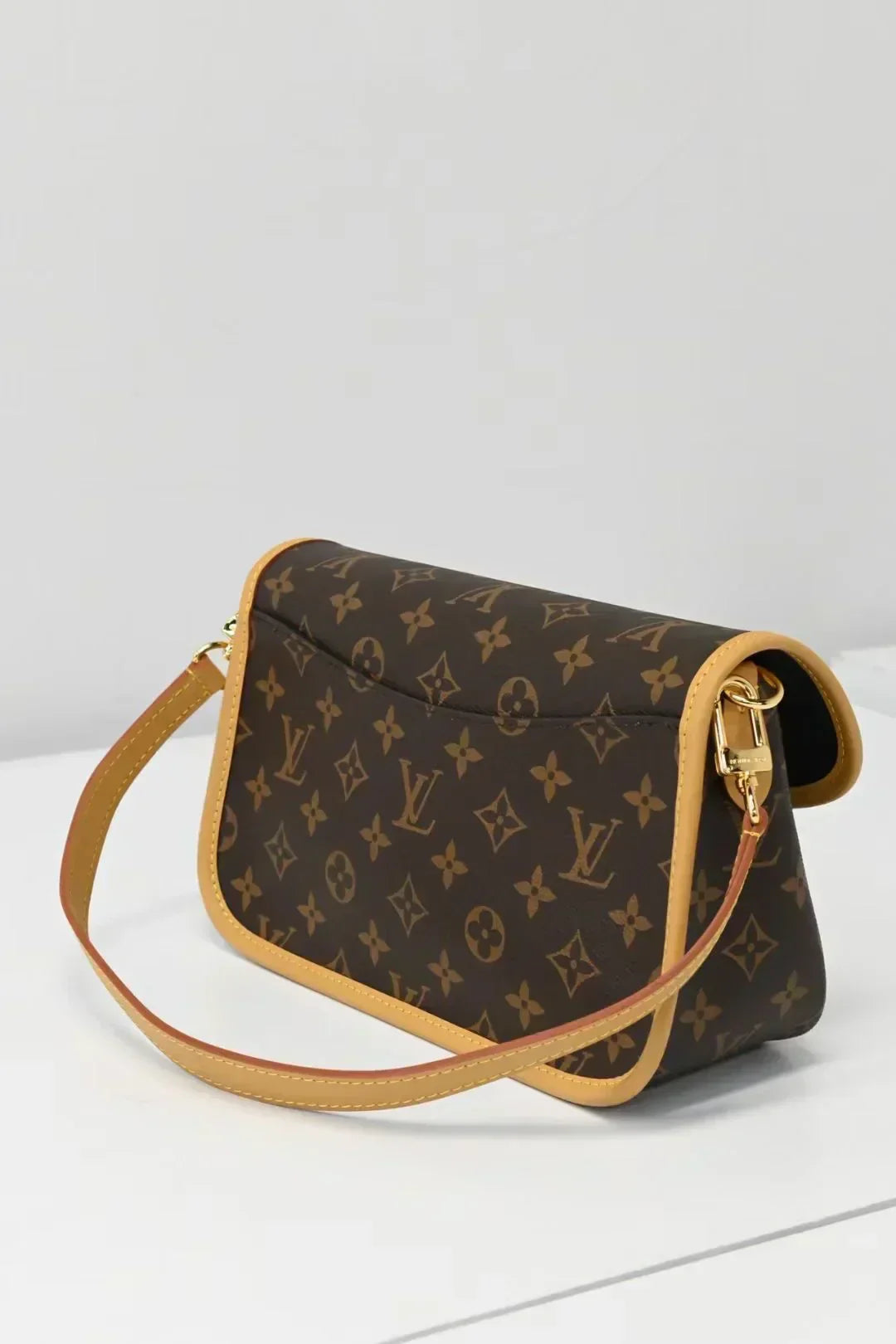 Vintage-Inspired Box Hand bag - Image 4