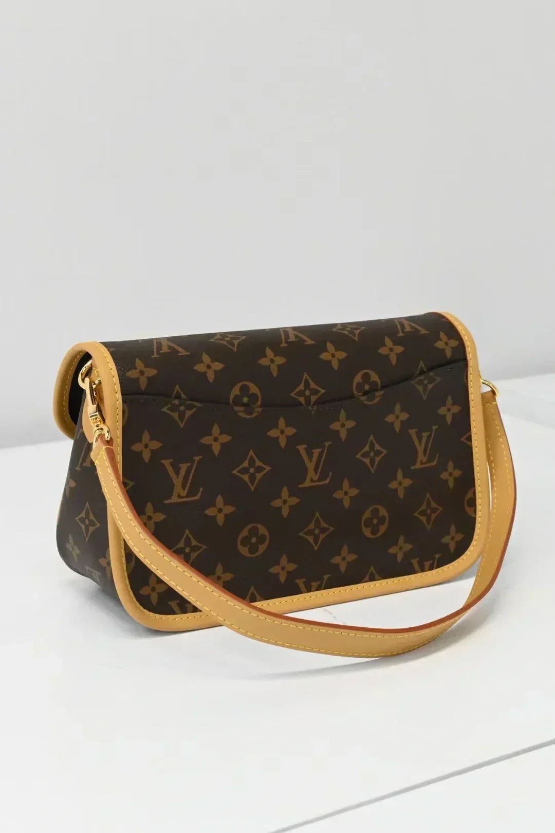 Vintage-Inspired Box Hand bag - Image 9