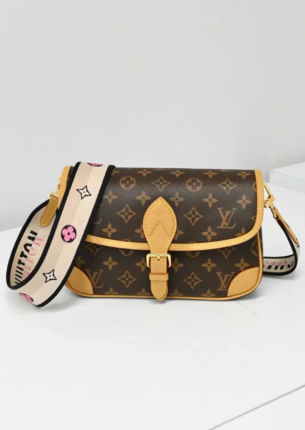 Vintage-Inspired Box Hand bag - Image 10