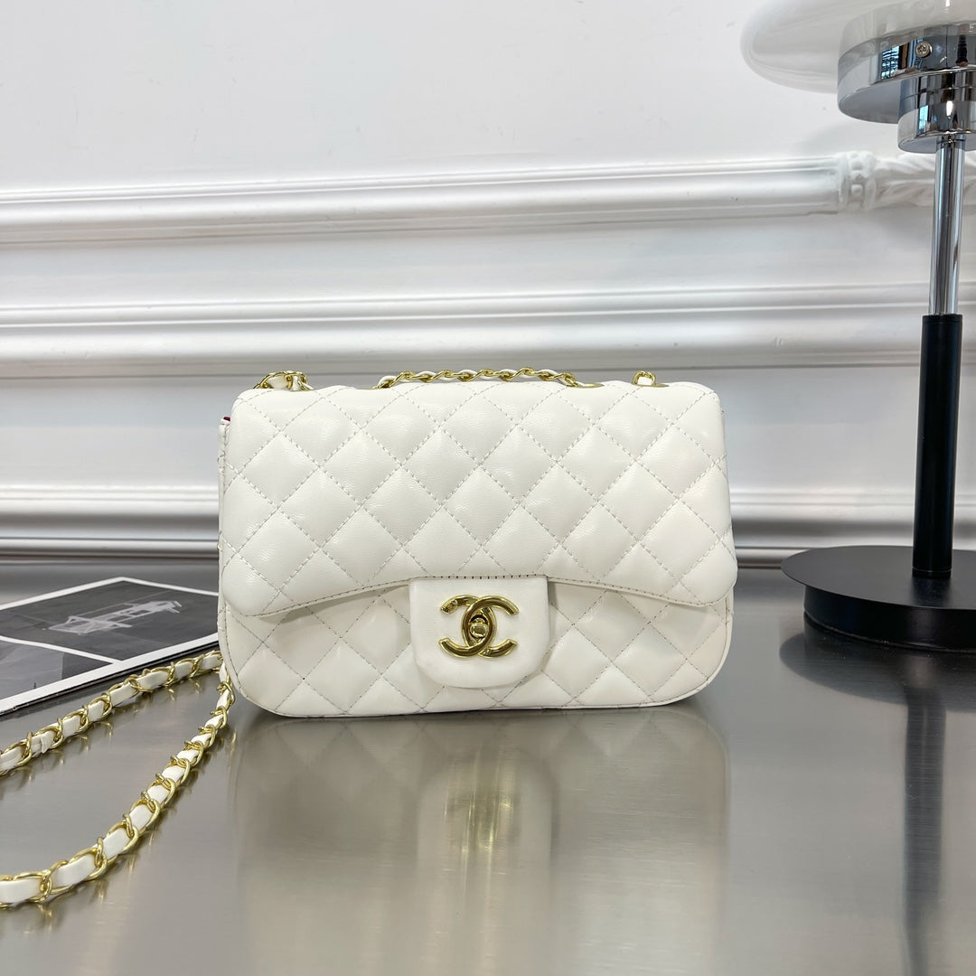 Classic Quilted Chain Shoulder Bag - Image 3