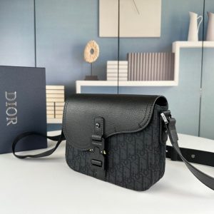 Classic Leather Crossbody Bag – Minimalist Design, Maximum Function