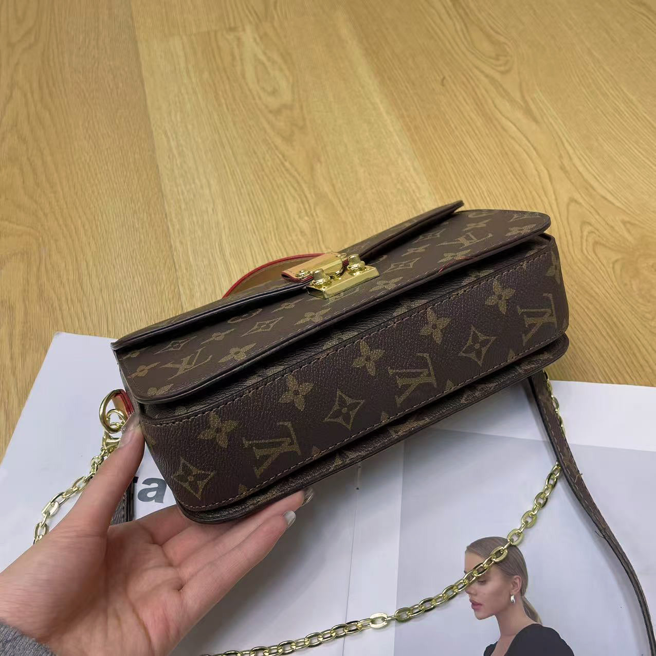 Vintage Lock Chain Shoulder Bag – Classic Monogram Design - Image 3