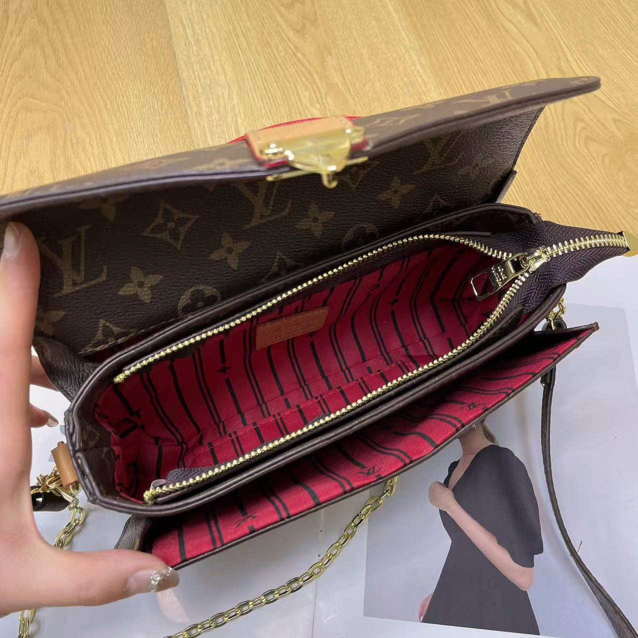 Vintage Lock Chain Shoulder Bag – Classic Monogram Design - Image 6