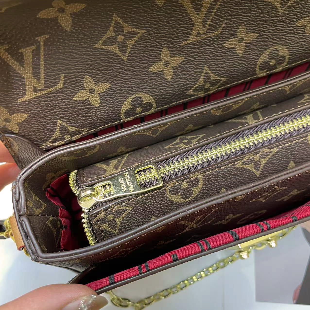 Vintage Lock Chain Shoulder Bag – Classic Monogram Design - Image 5