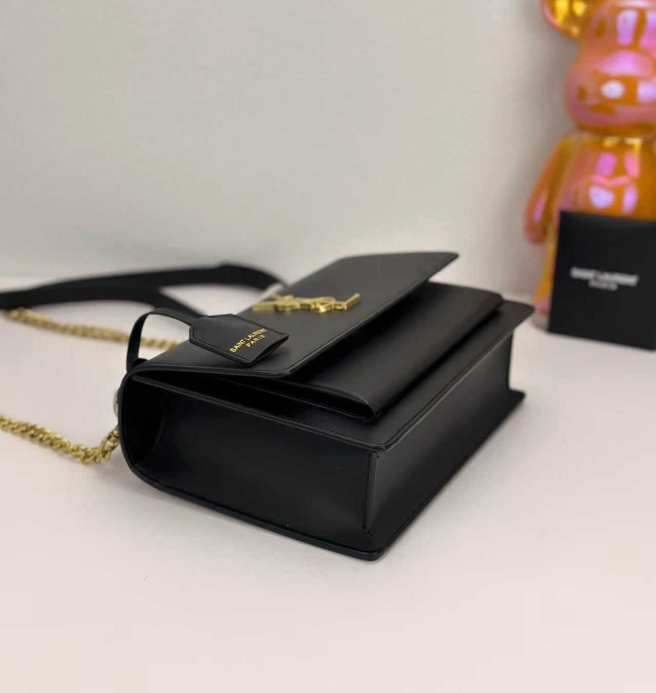 Elegant Gold-Chain Structured Leather Shoulder Bag - Image 4