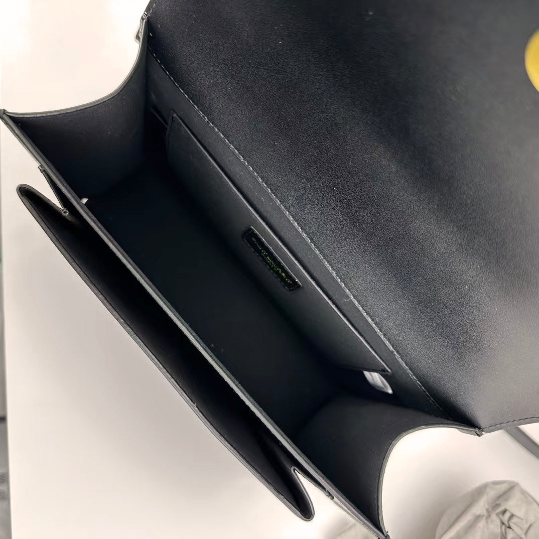 Elegant Gold-Chain Structured Leather Shoulder Bag - Image 8