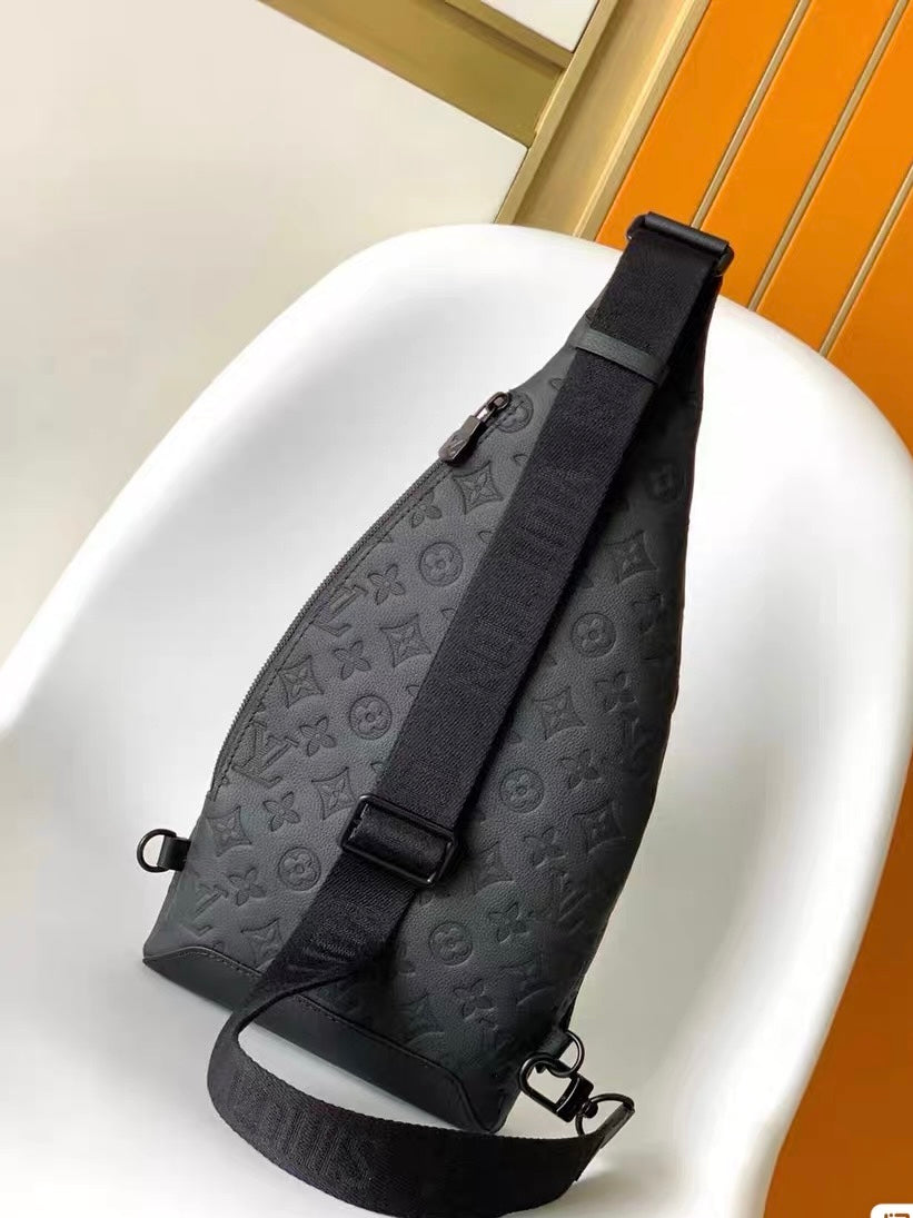 Minimalist Detachable Pouch Crossbody Chest Bag - Image 3